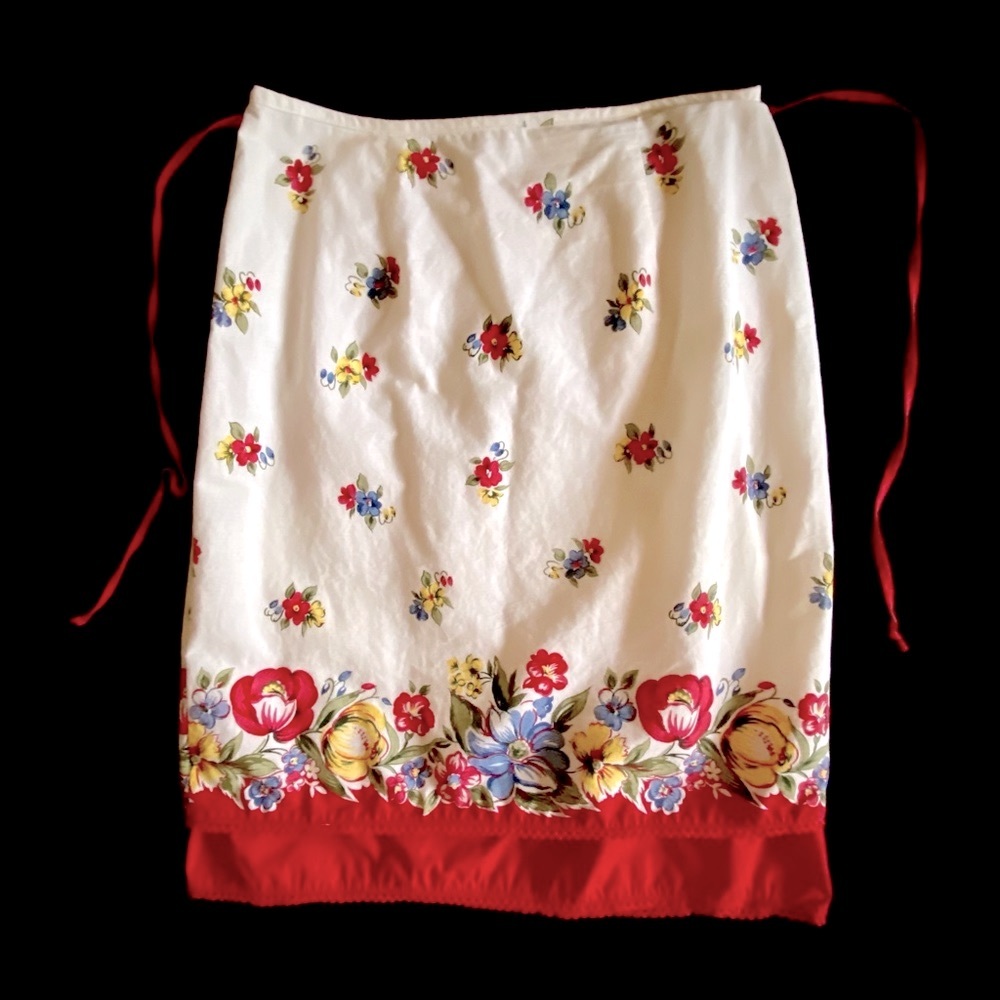 Cotton tablecloth pattern skirt 29” Crocheted bottom Roses skirt vintage Wanted